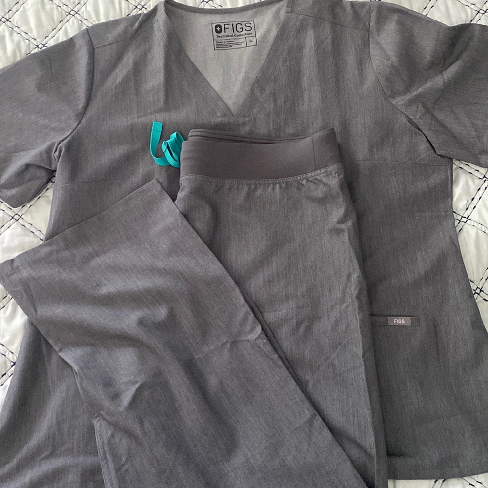 NWOT Figs scrub set